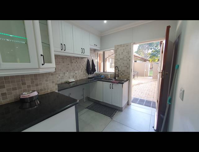 4 BEDROOM FREEHOLD FOR SALE IN BRACKENHURST